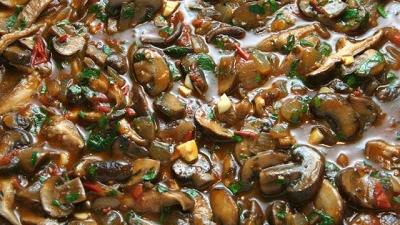 خورشت قارچ یک غذای گیاهی بسیار خوشمزه است