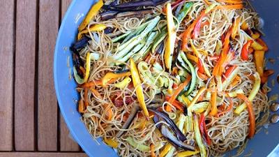 طرز تهیه نودل سبزیجات را یاد بگیرید