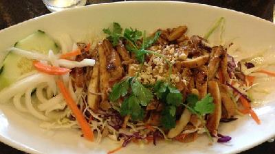 نودل گوشت غذای خوشمزه برای شام است