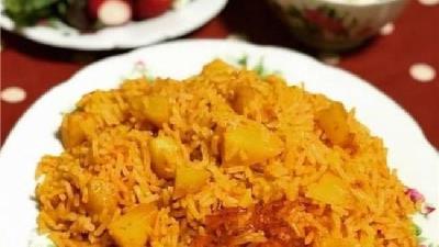 استانبولی پلو با سیب زمینی و رب گوجه فرنگی خیلی خوشمزه می شود
