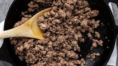 خوراک گوشت چرخ کرده را همراه با سبزیجات درست کنید