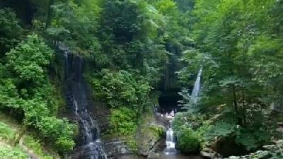 آبشار دوقلوی زمرد در شهر حویق تالش واقع شده است