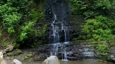 آبشار دوقلوی زمرد یا حویق بسیار دیدنی است