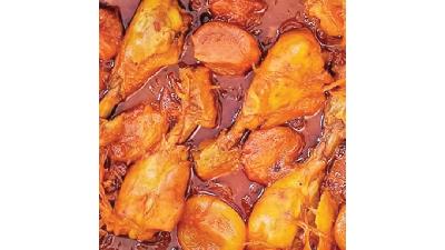 مرغ آب پز همراه با آلو یک خوراک خوشمزه است