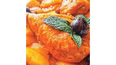 خوراک مرغ آب پز را با سیب زمینی درست کنید