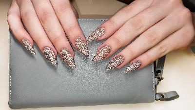 مضراات کاشت ناخن مصنوعی چیست