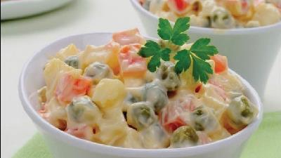 چطوری با سیب زمینی و نخود فرنگی سالاد رژیمی درست کنیم