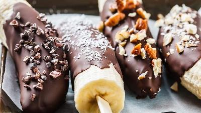 روش تهیه موز شکلاتی با چوب بستنی چگونه است