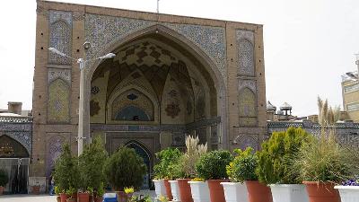 مسجد امام در چهارسوق بزرگ واقع شده است