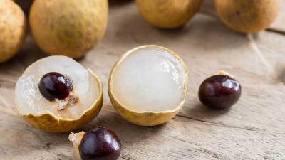 لونگان یک میوه استوایی کوچک و گرد است