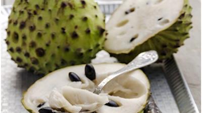 چریمویا دارای پوست سبز، پوسته‌پوسته و گوشتی کرمی و شیرین است