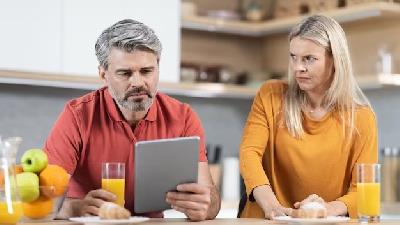 اگر به همسر خود مشکوک شدیم چه کنیم