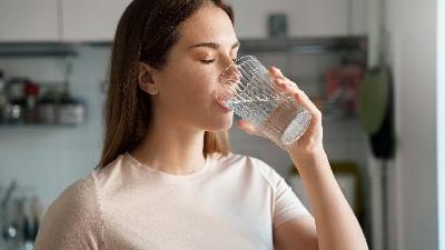 با خاصیت های نوشیدن آب ناشتا آشنا شوید