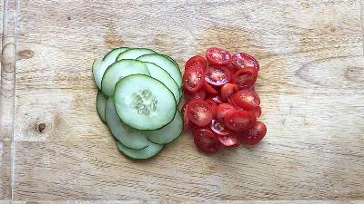 گوجه و خیار در حال خراب شدن