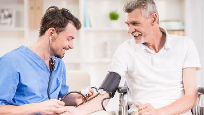 ­­­8 مزیت داشتن پرستار سالمند در منزل