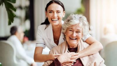 ­­­8 مزیت داشتن پرستار سالمند در منزل