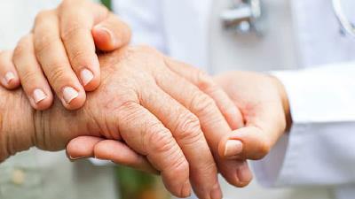 ­­­8 مزیت داشتن پرستار سالمند در منزل