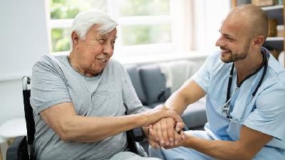 ­­­8 مزیت داشتن پرستار سالمند در منزل