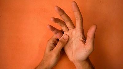 خواب رفتن دست چه دلایلی دارد