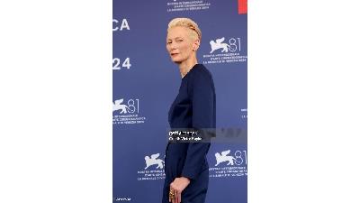 بازیگر زن مشهور با لباس معمولی‌اش خبرساز شد