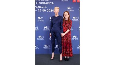 بازیگر زن مشهور با لباس معمولی‌اش خبرساز شد