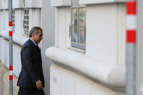  حضور حسین فریدون در دادسرا و خروجش با آمبولانس