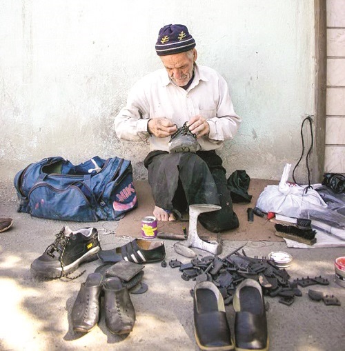 دست‌هایی که زخم پاپوش می‌بندد تعمیر کفش 