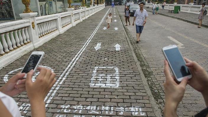 نصب چراغ های هشدار برای موبایل به دست‌ها در چین