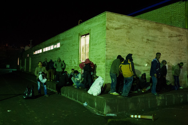 اسکان 3000 بی‌خانمان در ۱۸ گرمخانه در شب یخ‌زده تهران