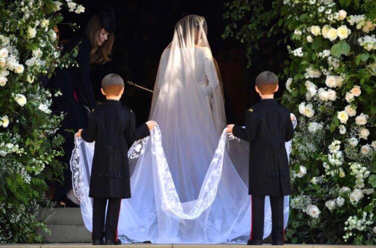 رمزگشایی از تاج عتیقه و لباس عروس نوه ملکه انگلیس
