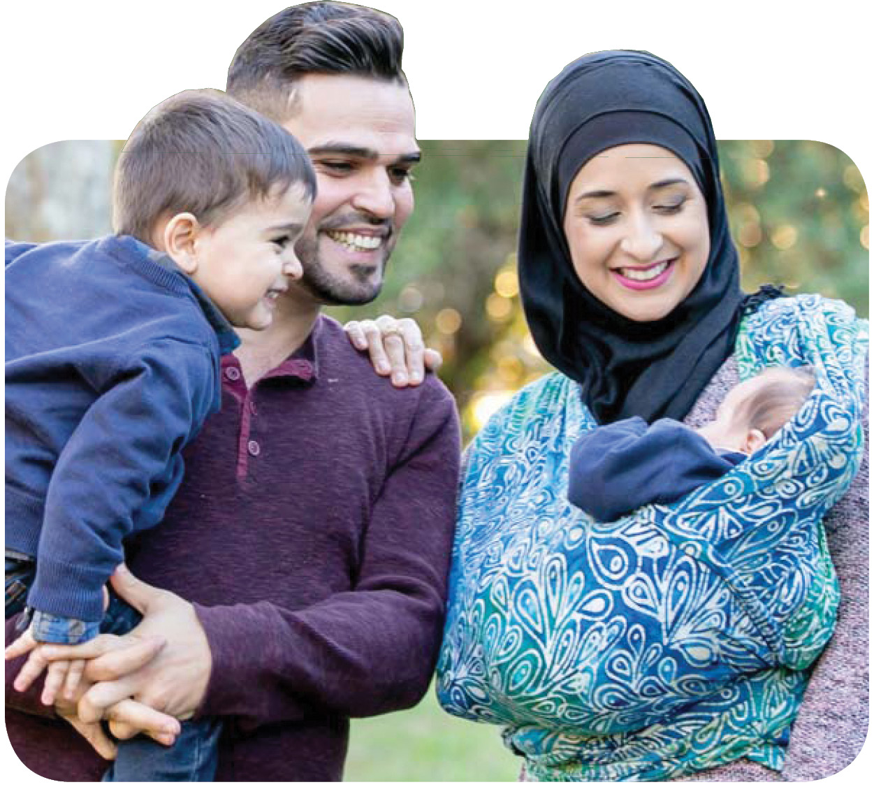 Картинка мусульманская жена. Мусульманская семья. Мусульманская семья с детьми. Мусульманка с ребенком. Счастливая мусульманская семья с детьми.