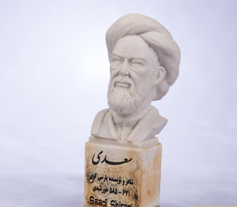 گلستان سعدی/ سخن‌گفتن میان دو دشمن