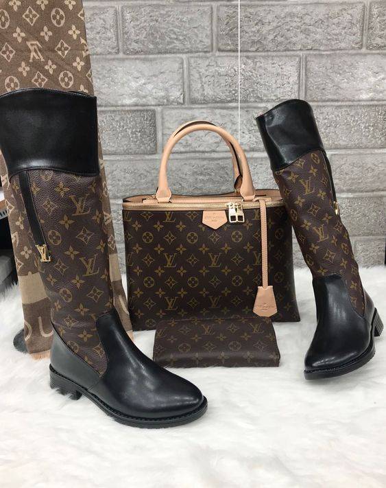 تیپ زمستانی با ست بوت و کیف و روسری