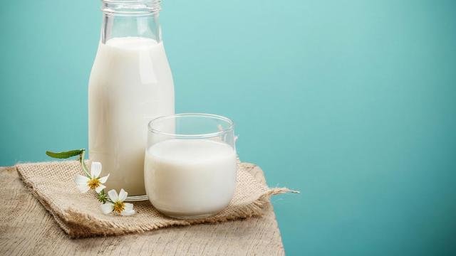 شیر بدون چربی بخوریم یا شیر پرچرب؟