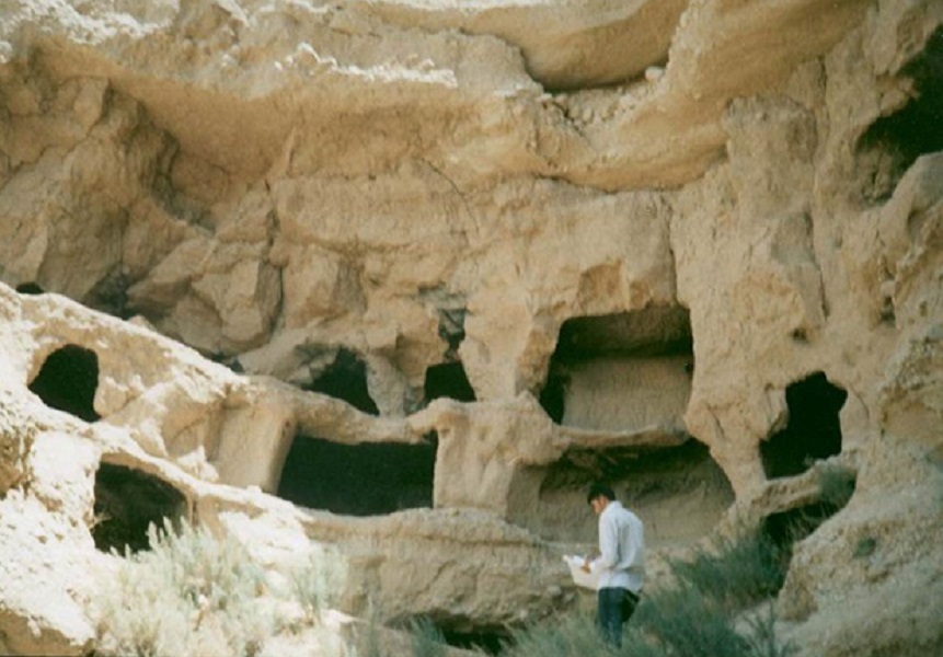 غارهای دستکند هنامه کجا است و تاریخچه آن چیست؟
