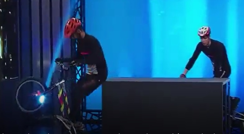 نمایش دوچرخه سواری تریال توسط گروه رد بیل به همراه دوچرخه سواری امین حیایی روی صحنه برنامه عصر جدید قسمت شانزدهم 9 فروردین
