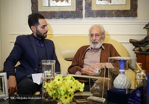 گفت وگویی دیدنی با جمشید مشایخی در شب جشن تولد 84 سالگی‌اش
