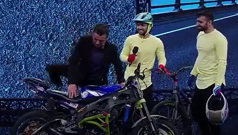 تلفیق نمایش دوچرخه سواری و موتورسواری توسط سامان و میلاد از گروه تاپ رایدر در قسمت بیستم برنامه عصر جدید 14 فروردین