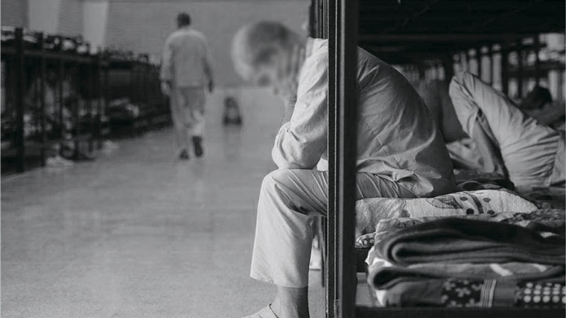 این مرد به رگ‌های دستش التماس می‌کرد