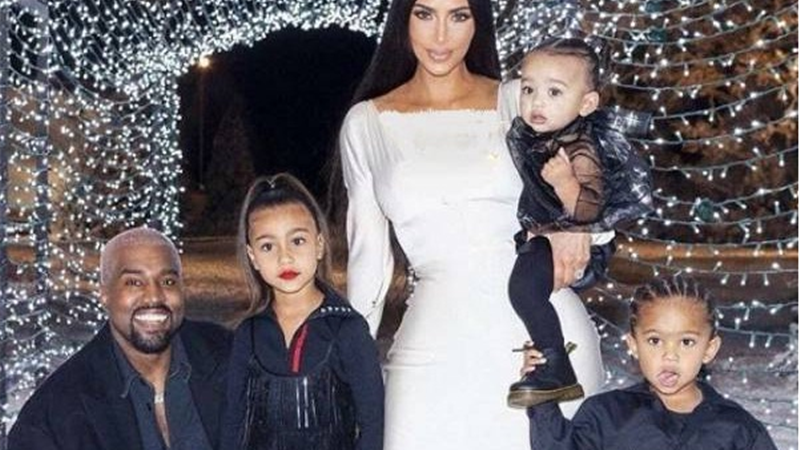 عکس خانوادگی جدید از کیم کارداشیان با فرزند تازه متولدشده با رحم اجاره‌ای