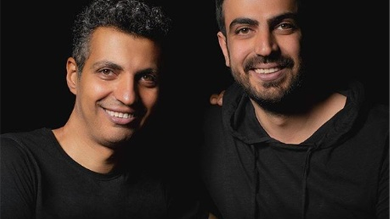 عادل فردوسی پور در کنار برادرش