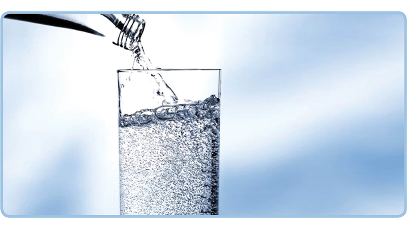 آب گازدار چه ضررها و فایده‌هایی دارد؟