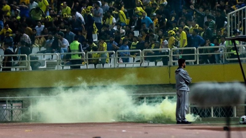 تهدید، زنجیر، گاز اشک‌آور، تخلیه چشم، آتش‌زدن ماشین و کمی فوتبال