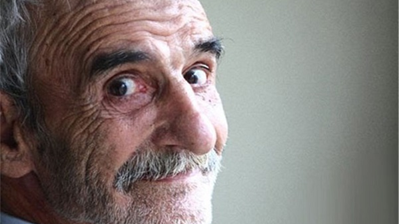 احمد پورمخبر صاحب چند خانه است و اصلا نیاز مالی ندارد