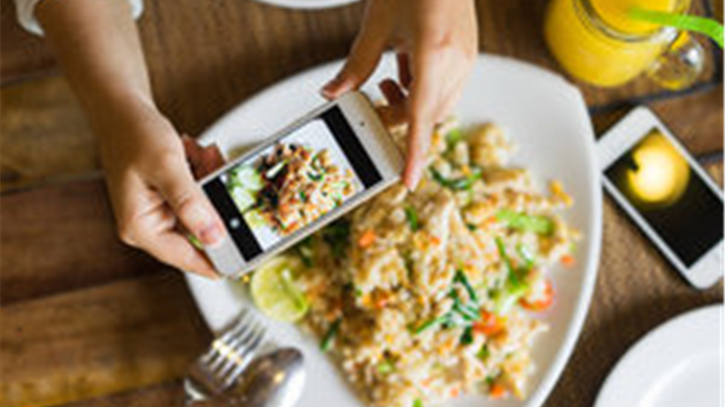 چرا بعضی‌ها هر روز استوری می‌گذارند تا ثابت کنند خوشبخت هستند