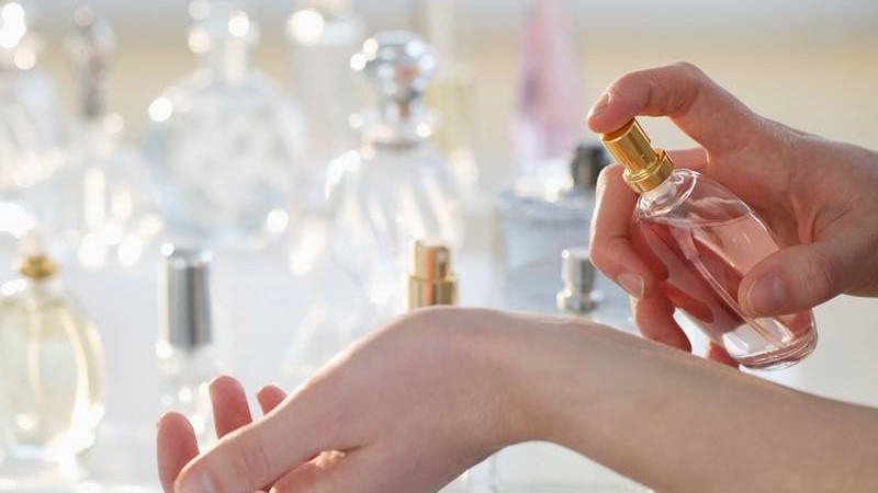 راهنمای خرید بهترین عطر زنانه تابستانی