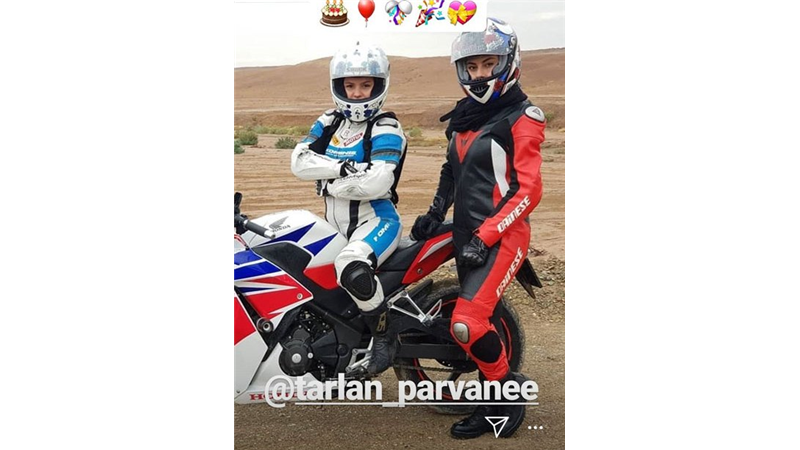 ترلان پروانه در حال موتوری‌سواری