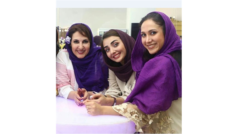 عکس خانم بازیگر در کنار دختر و عروس