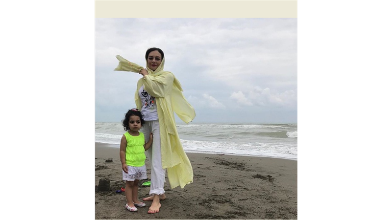 عکس؛ یکتا ناصر و دخترش کنار دریا