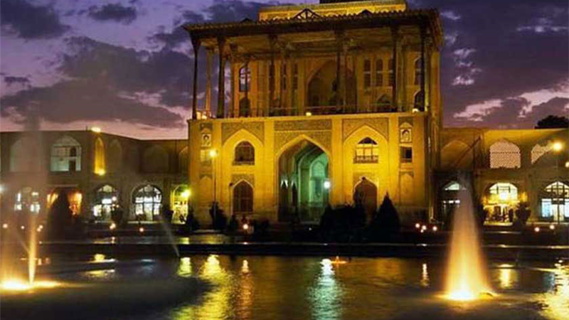 معرفی کامل تاریخچه و ویژگی‌های کاخ عالی قاپو در اصفهان